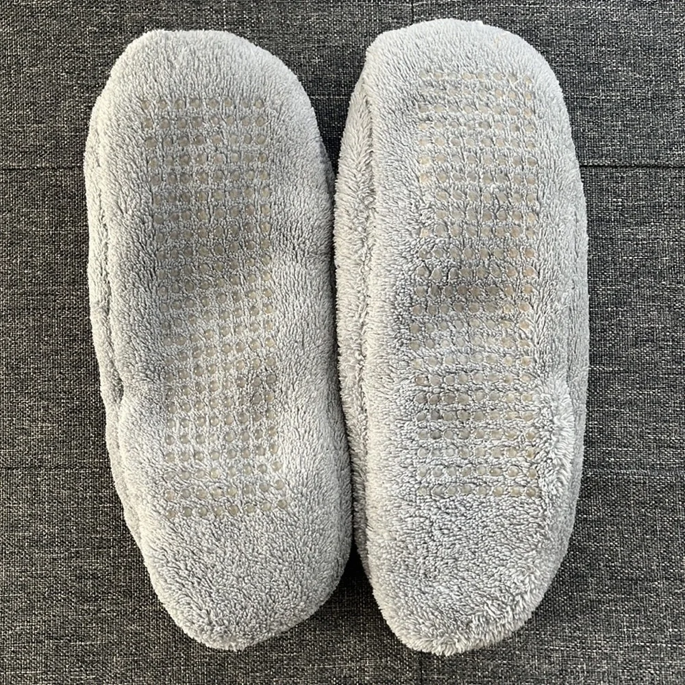 Gray Slippers with Pink Puffballs sz 6